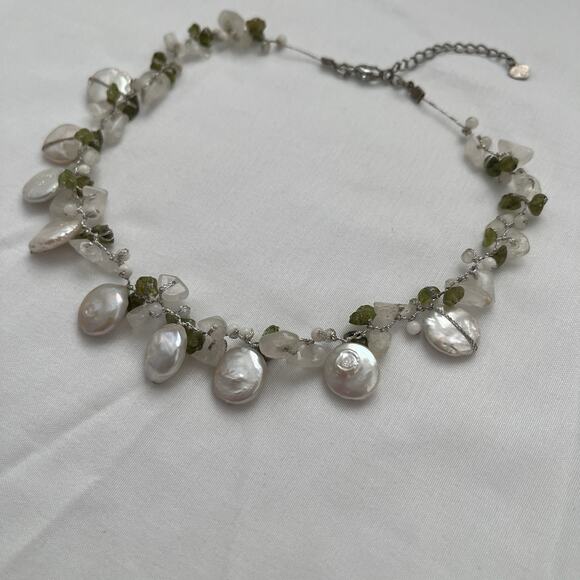 Coin pearl Chocker necklace with chips of Peridot and clear quartz - Picture 3 of 6